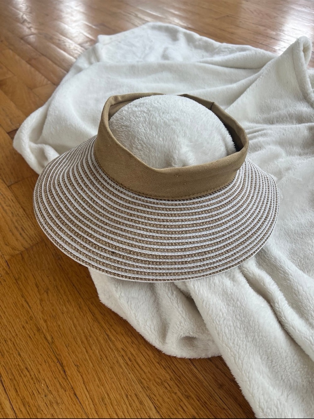 Eric javits Women’s Roll-Up Straw Visor Hat in Tan and White